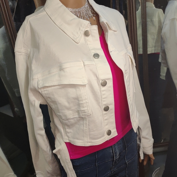 Cropped denim jacket w/ accentuating belt. L - Picture 4 of 4